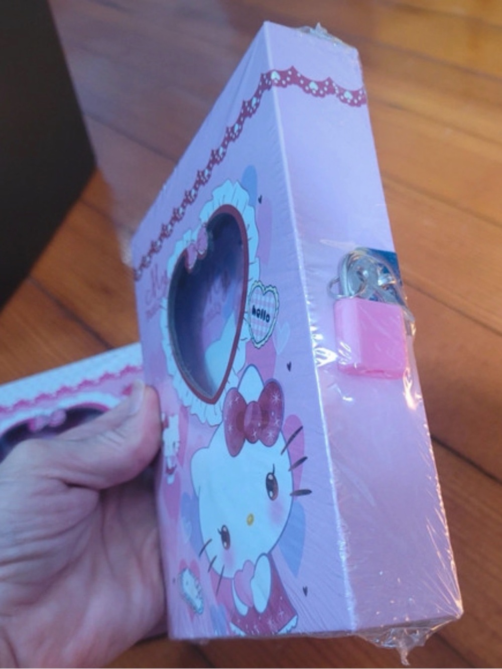 Hello Kitty pink diary with heart-shaped window and bow - Picture 2 of 2